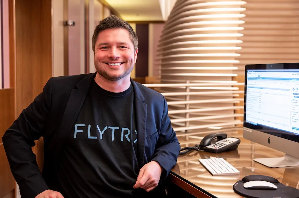 Adrian Kaesberg, fundador y CEO de FLYTRIX, en el puesto de operaciones