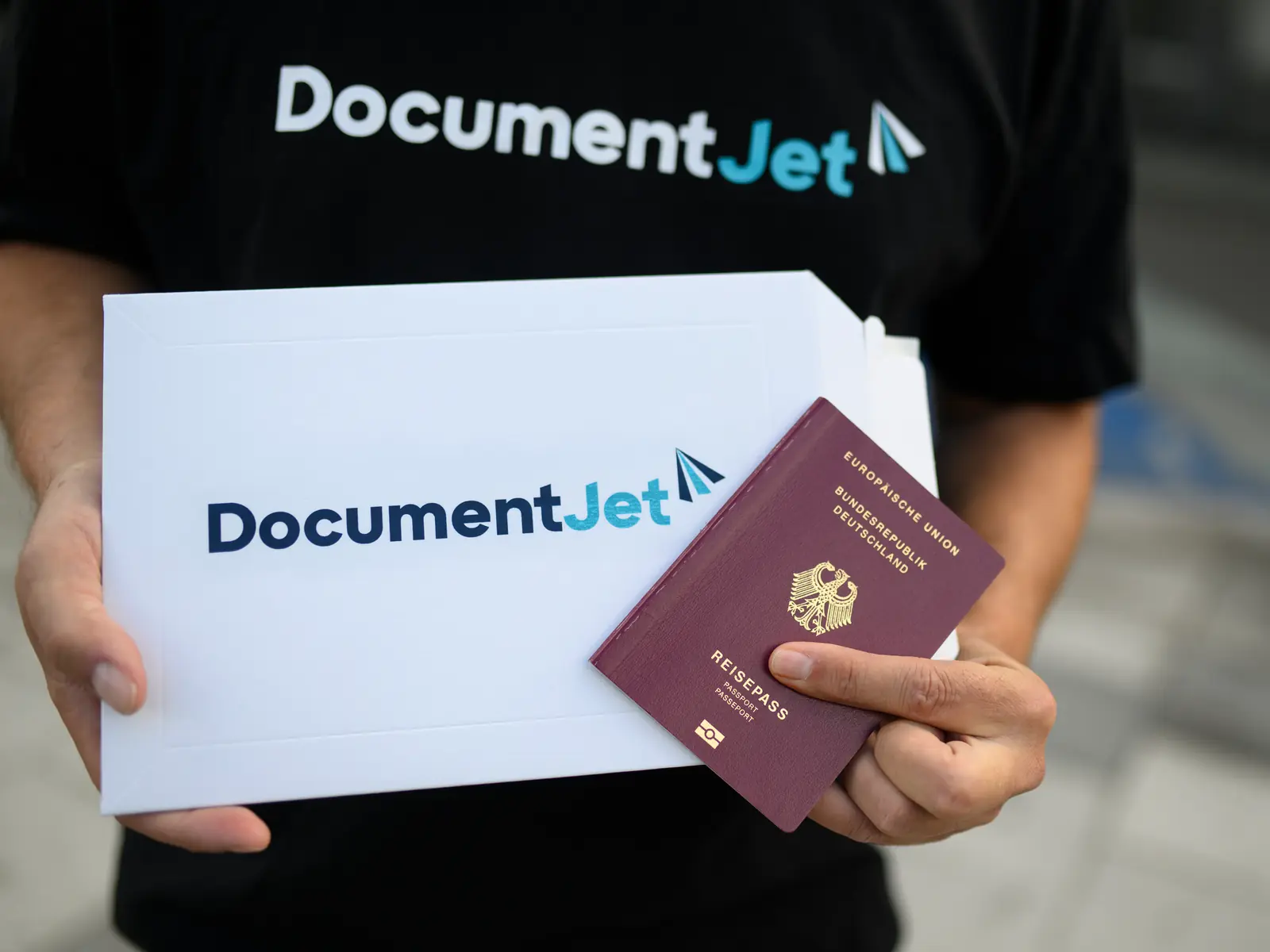 Corriere con un passaporto e una busta per documenti DocumentJet